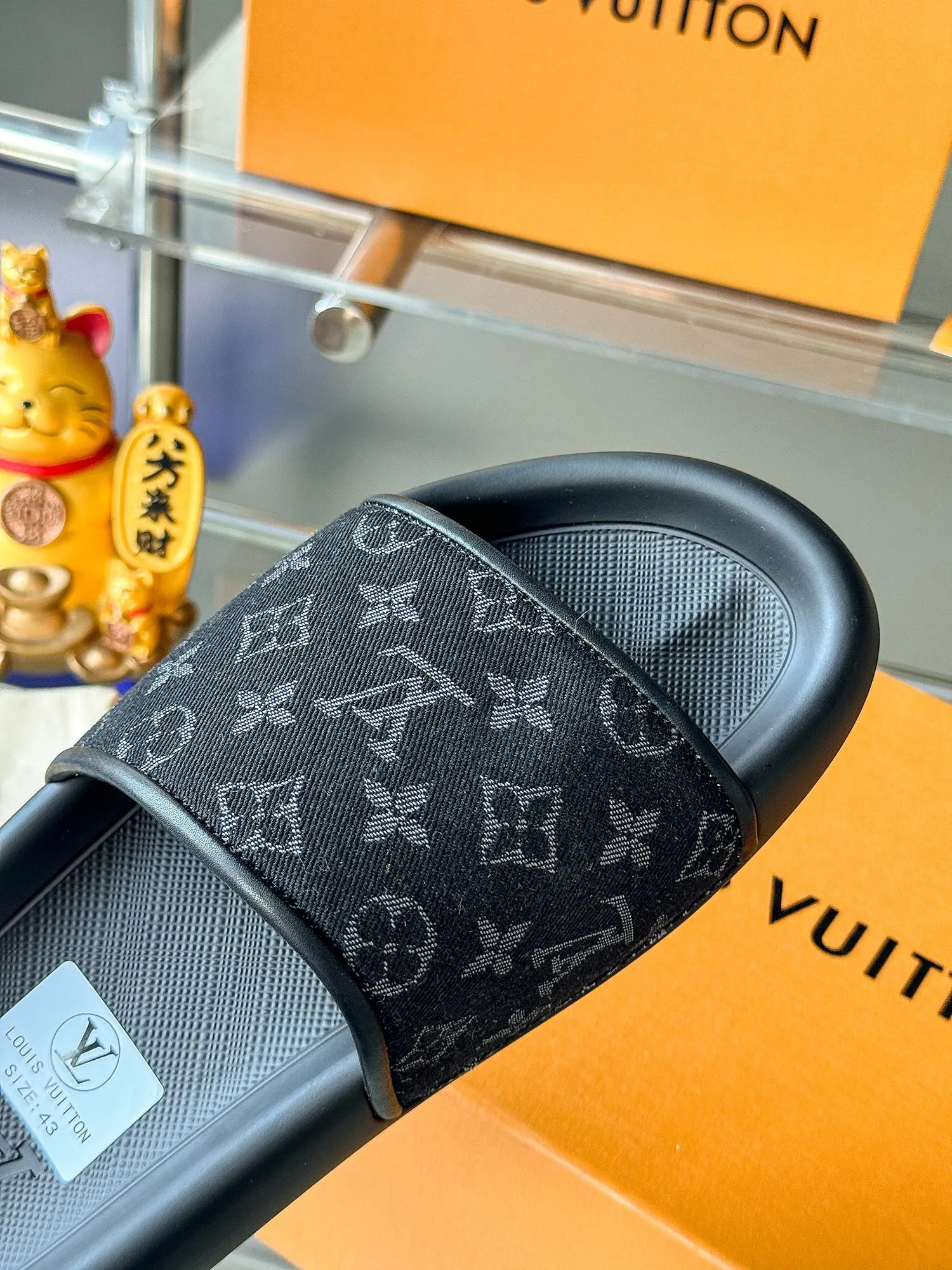 [L Home] P: 300💰 ▪️Shoe size: Women's 35-40 Men's 38-46▪️Packaging: Counter top quality~original packaging Louis Vuitton lv couple's monogram embossed slippers This season, Waterfront sandals return with a new look, and the upper buckle is embossed with Louis Vuitton's iconic Monogram pattern. Made of waterproof rubber with a comfortable and resilient insole. The lightweight, flexible outsole is embossed with the Louis Vuitton logo. Exquisitely packaged at the delivery counter 🛍📦 ▪️Fabric: Original molded rubber foam ▪️Sole: Original molded rubber foam outsole ▪️Sole thickness: 3CM.